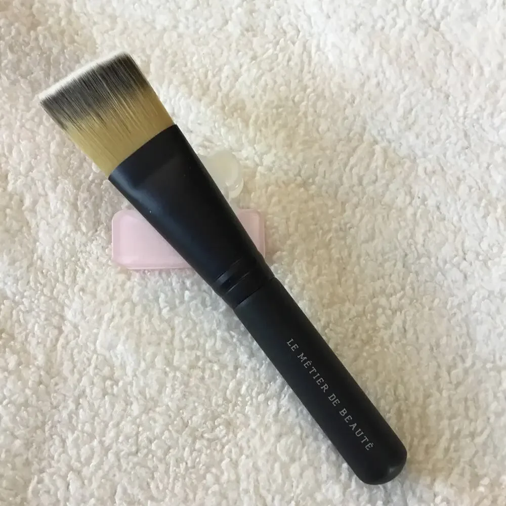 Le Métier de Beauté Flat Angled Foundation Brush